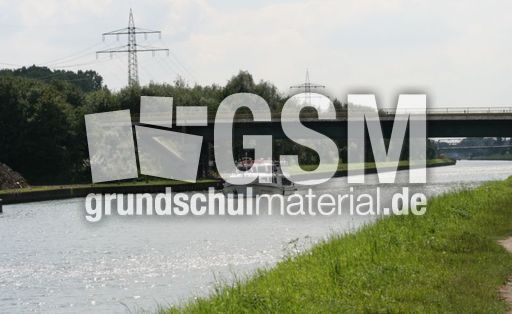 Kanal-Ausflugsschiff.jpg